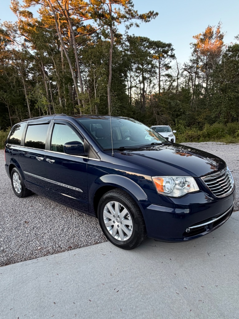 2015 Chrysler Town And Country - $10,900