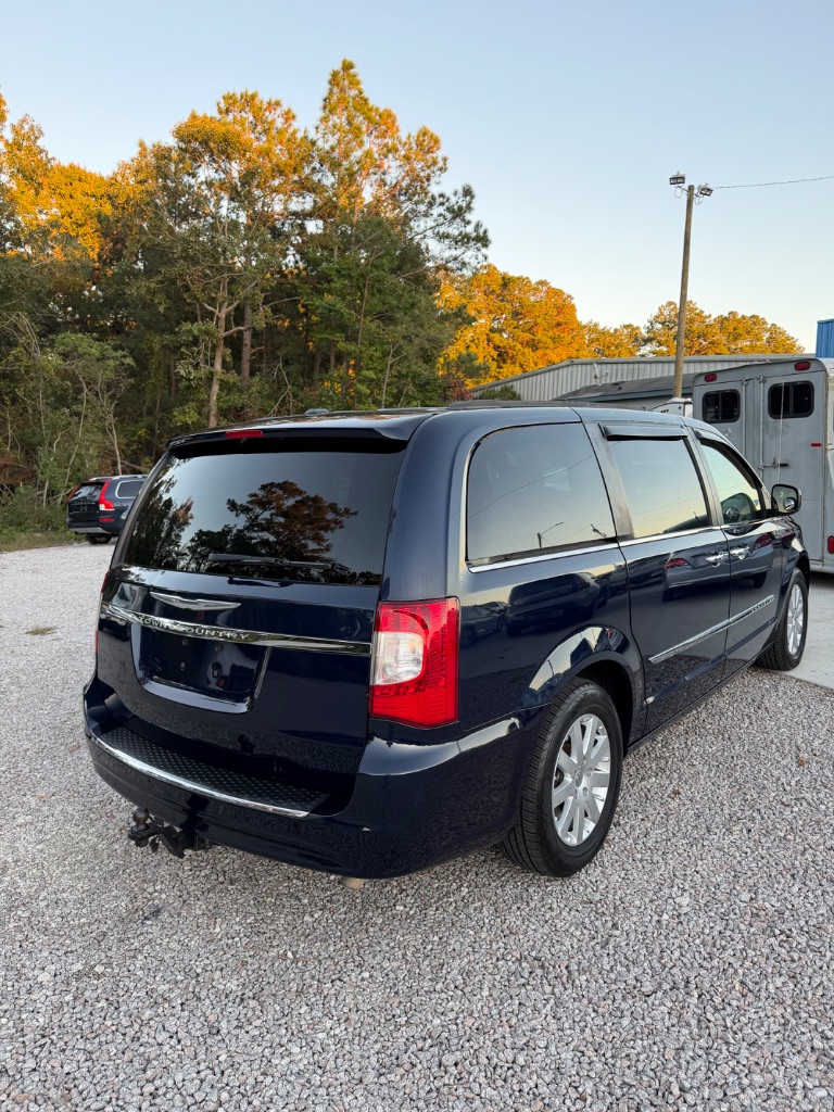 2015 Chrysler Town And Country - $10,900