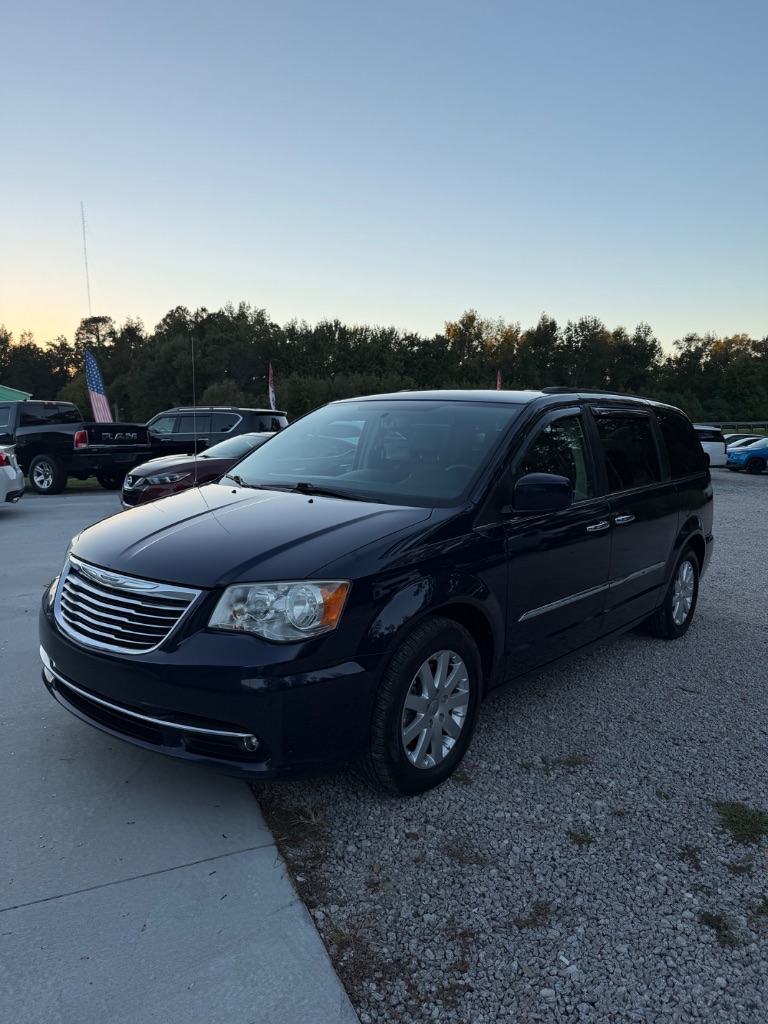 2015 Chrysler Town And Country - $10,900