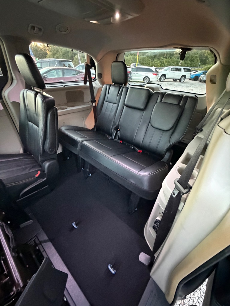 2015 Chrysler Town And Country - $10,900