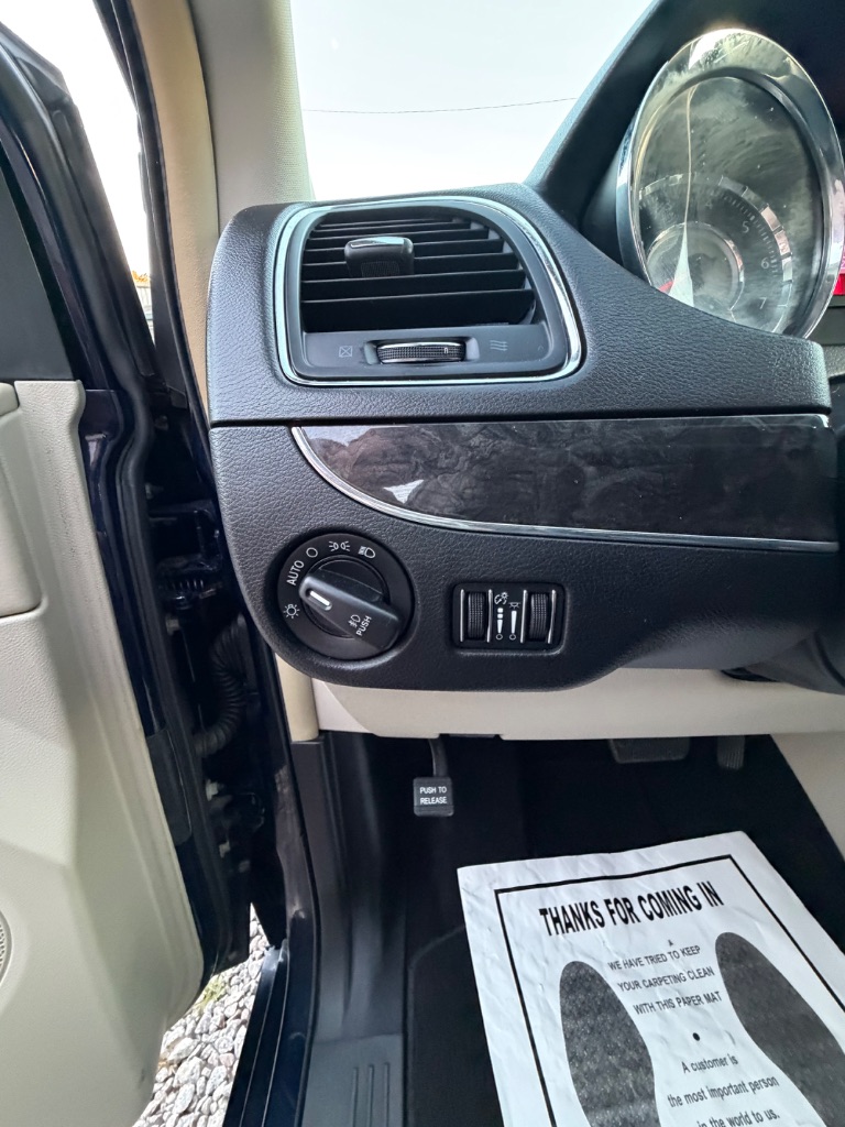 2015 Chrysler Town And Country - $10,900