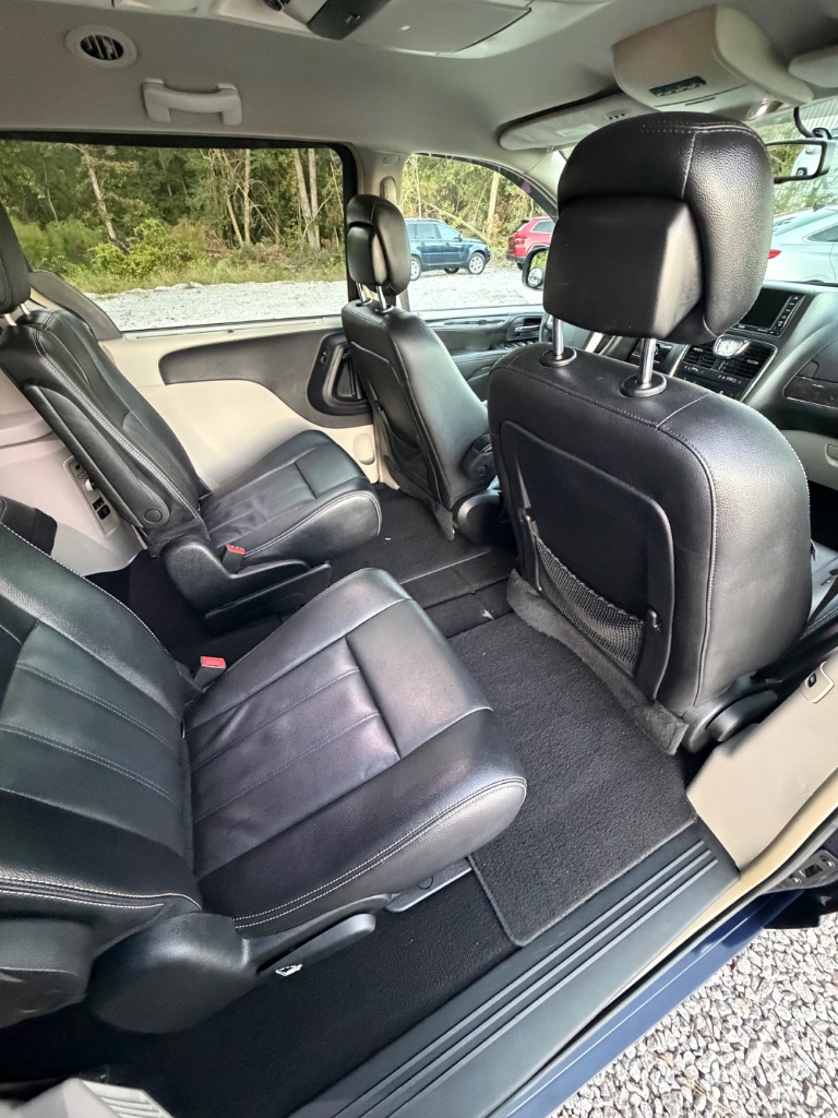 2015 Chrysler Town And Country - $10,900