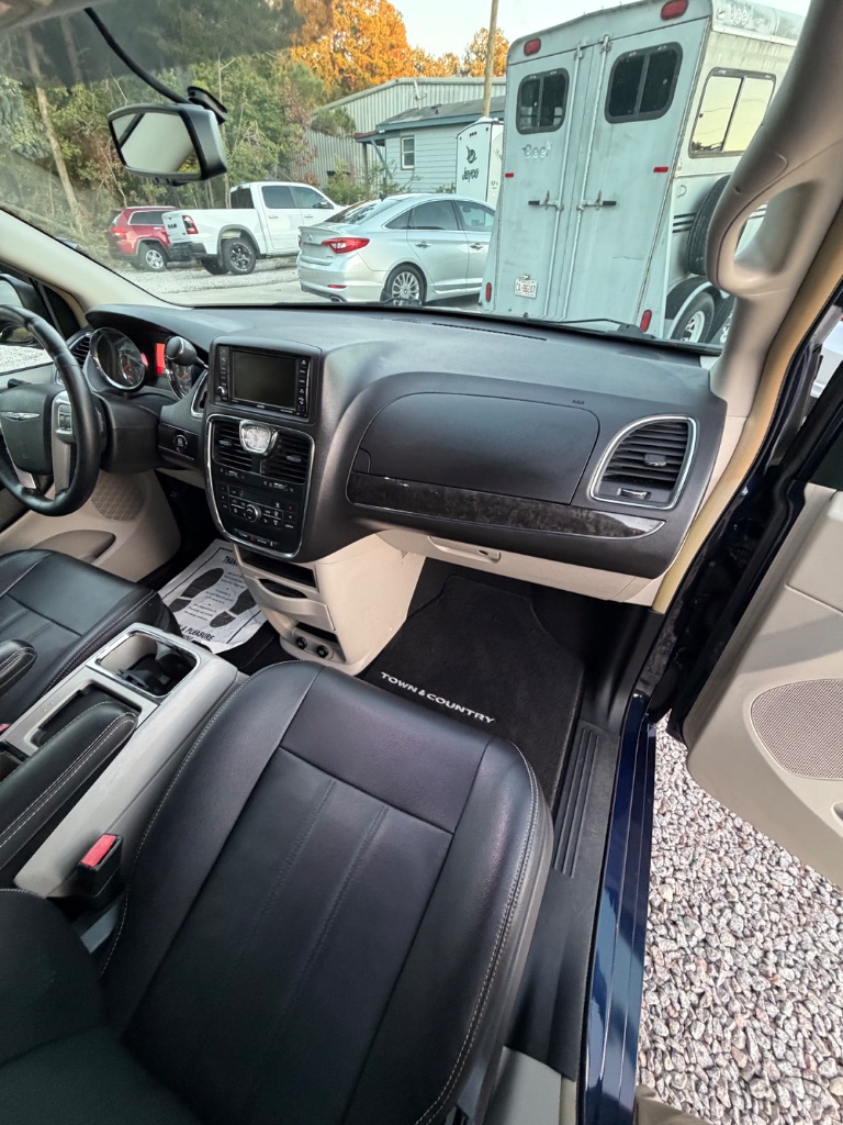 2015 Chrysler Town And Country - $10,900