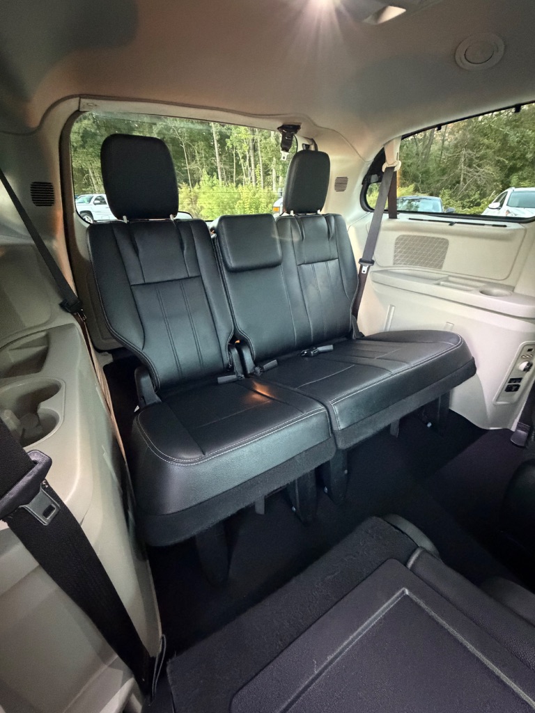 2015 Chrysler Town And Country - $10,900