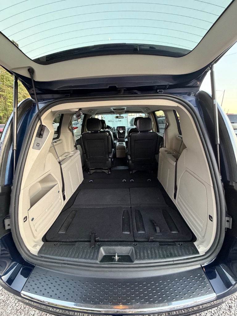 2015 Chrysler Town And Country - $10,900