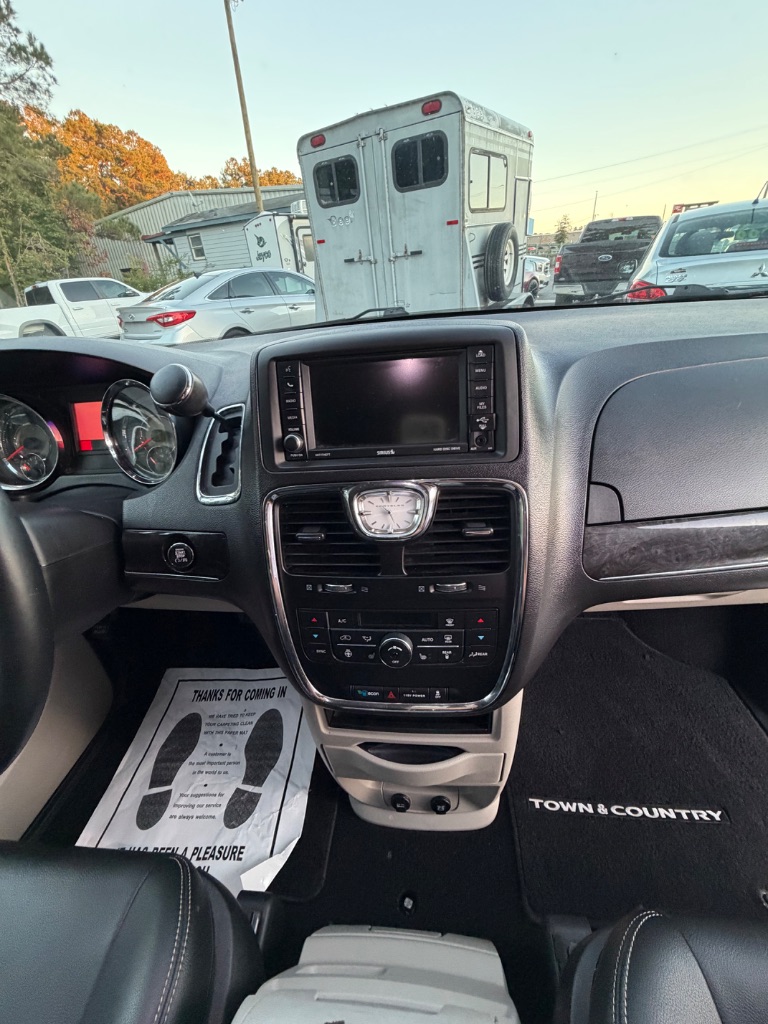 2015 Chrysler Town And Country - $10,900