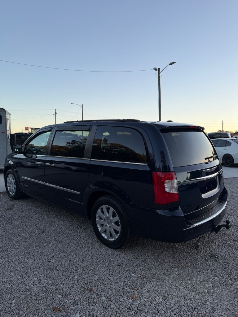 2015 Chrysler Town And Country - $10,900