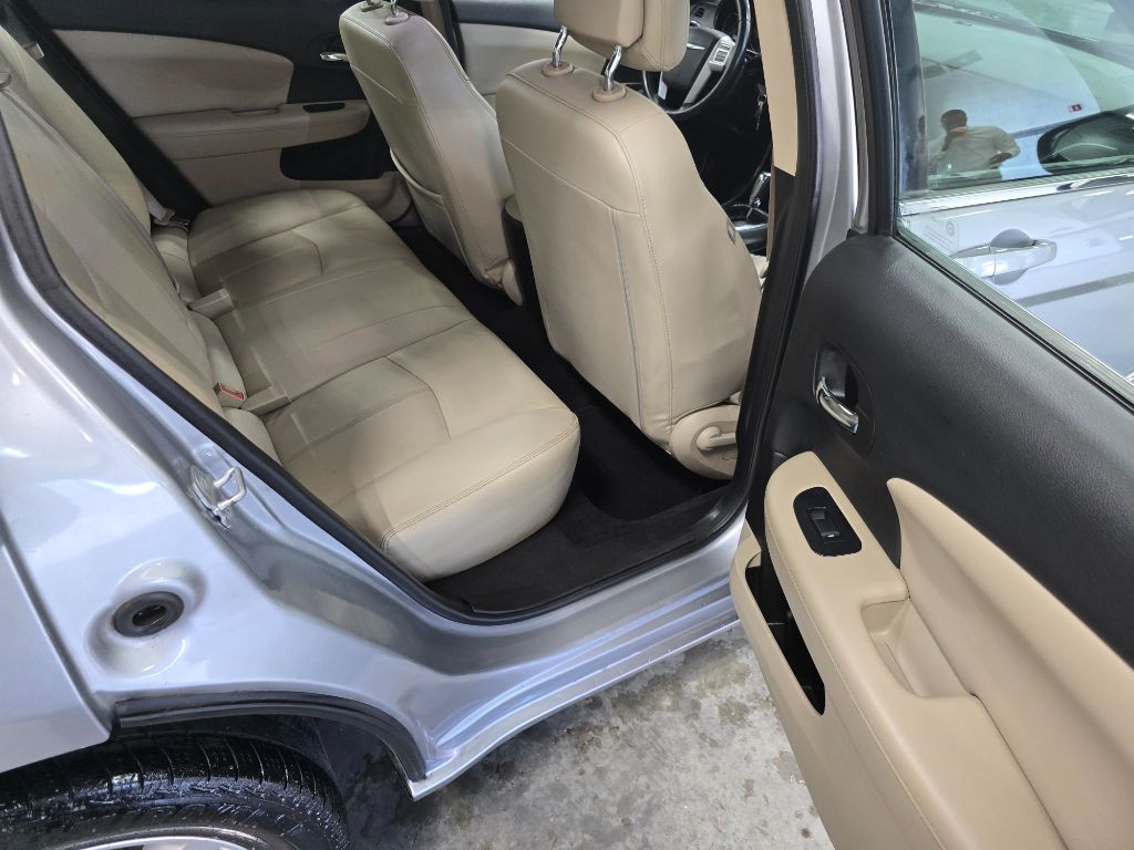 2014 Chrysler 200 - $5,500