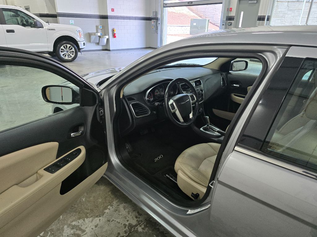 2014 Chrysler 200 - $5,500
