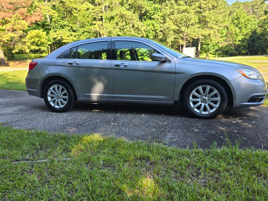 2014 Chrysler 200 - $5,500