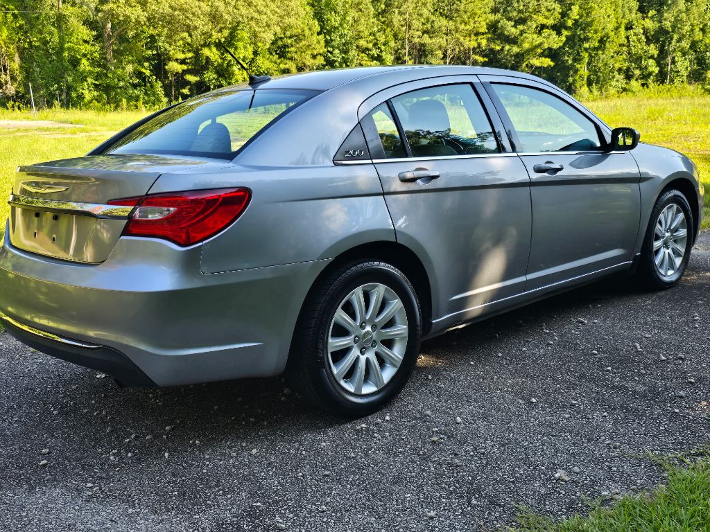 2014 Chrysler 200 - $5,500