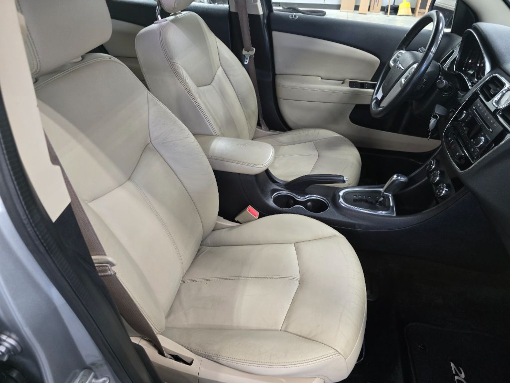 2014 Chrysler 200 - $5,500