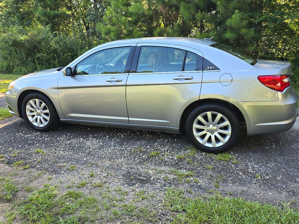 2014 Chrysler 200 - $5,500