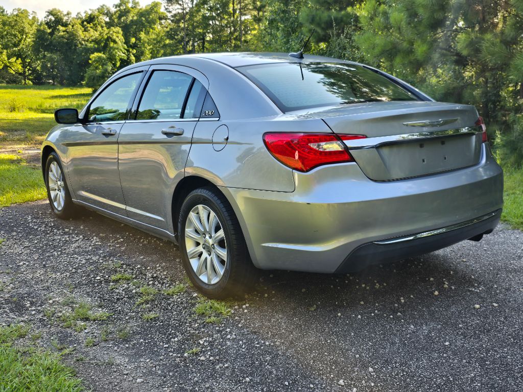 2014 Chrysler 200 - $5,500