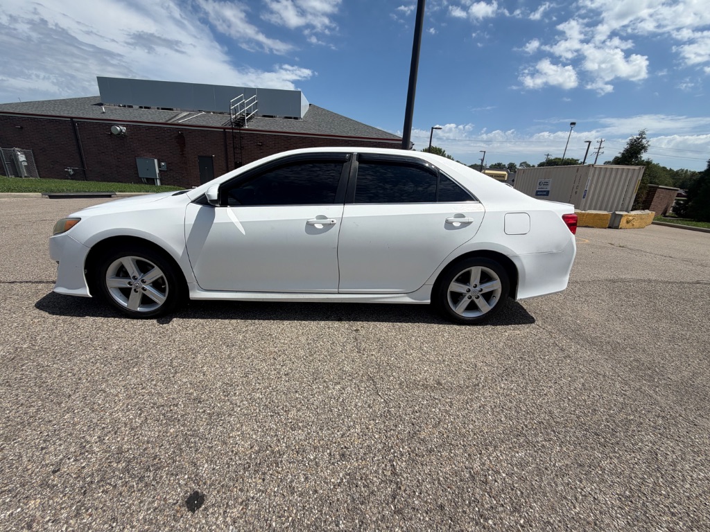 2012 Toyota Camry - $9,000