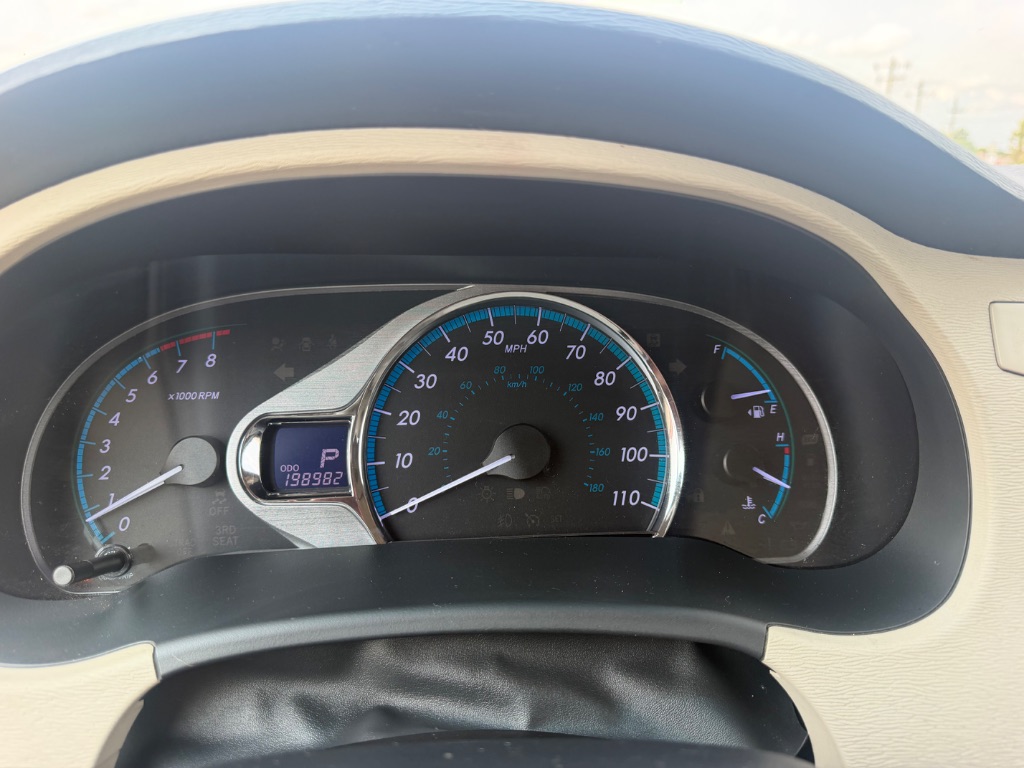 2012 Toyota Sienna - $10,300