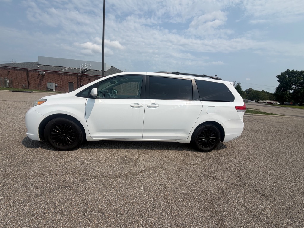2012 Toyota Sienna - $10,300