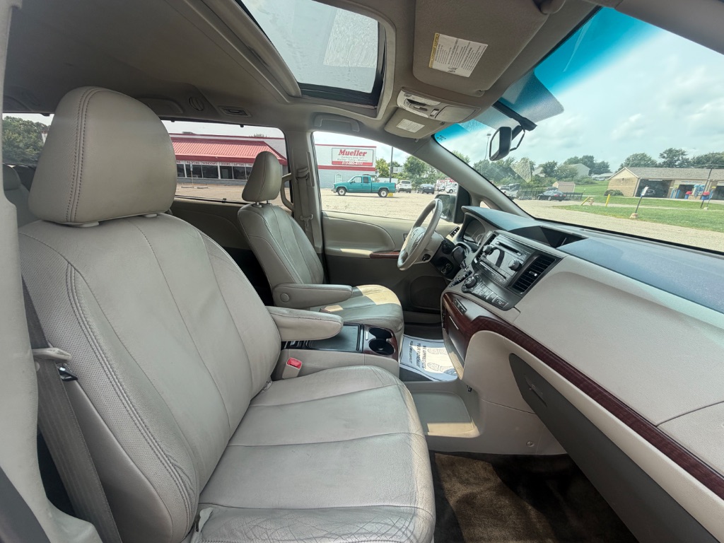 2012 Toyota Sienna - $10,300