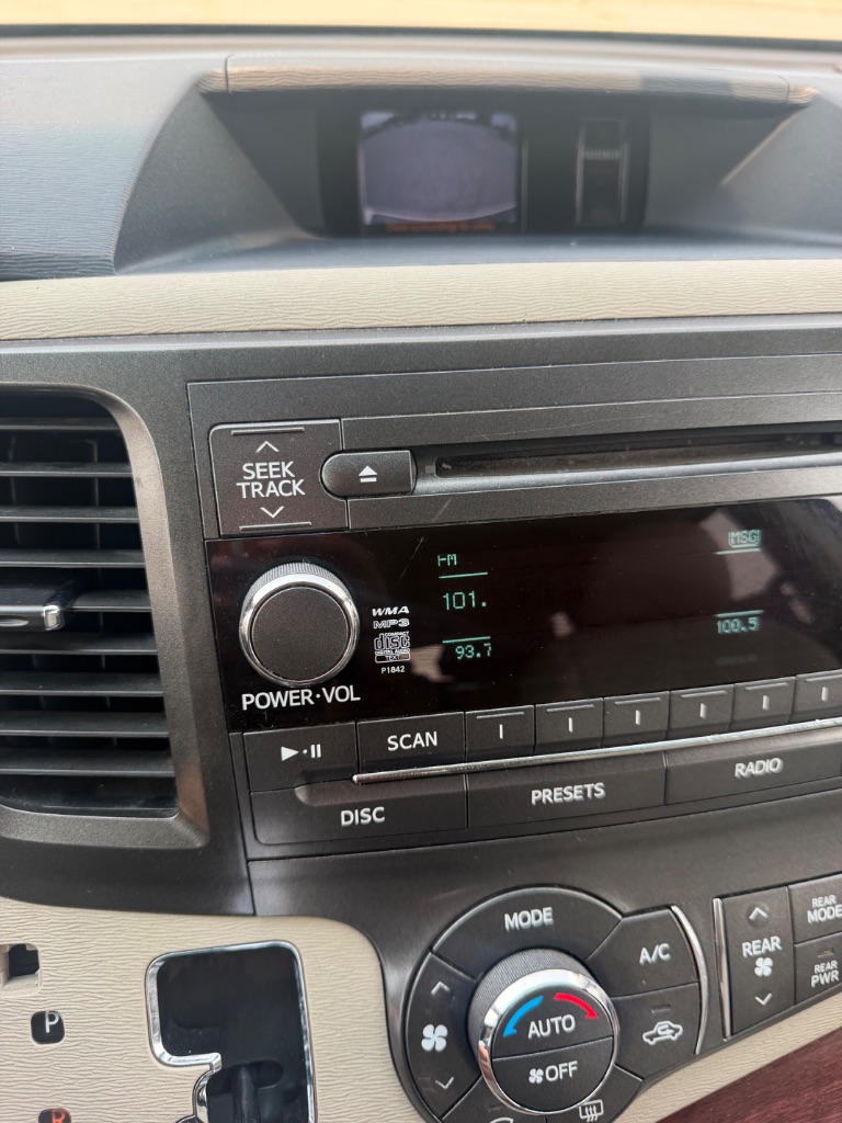 2012 Toyota Sienna - $10,300
