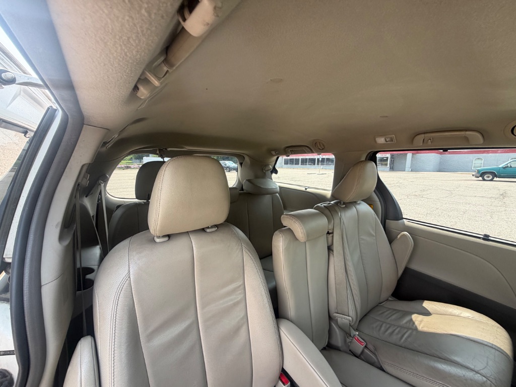 2012 Toyota Sienna - $10,300