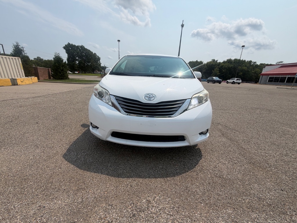 2012 Toyota Sienna - $10,300