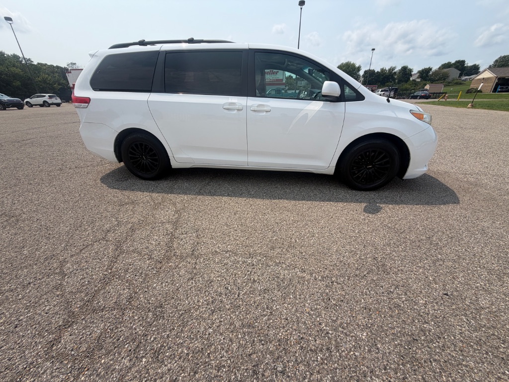 2012 Toyota Sienna - $10,300