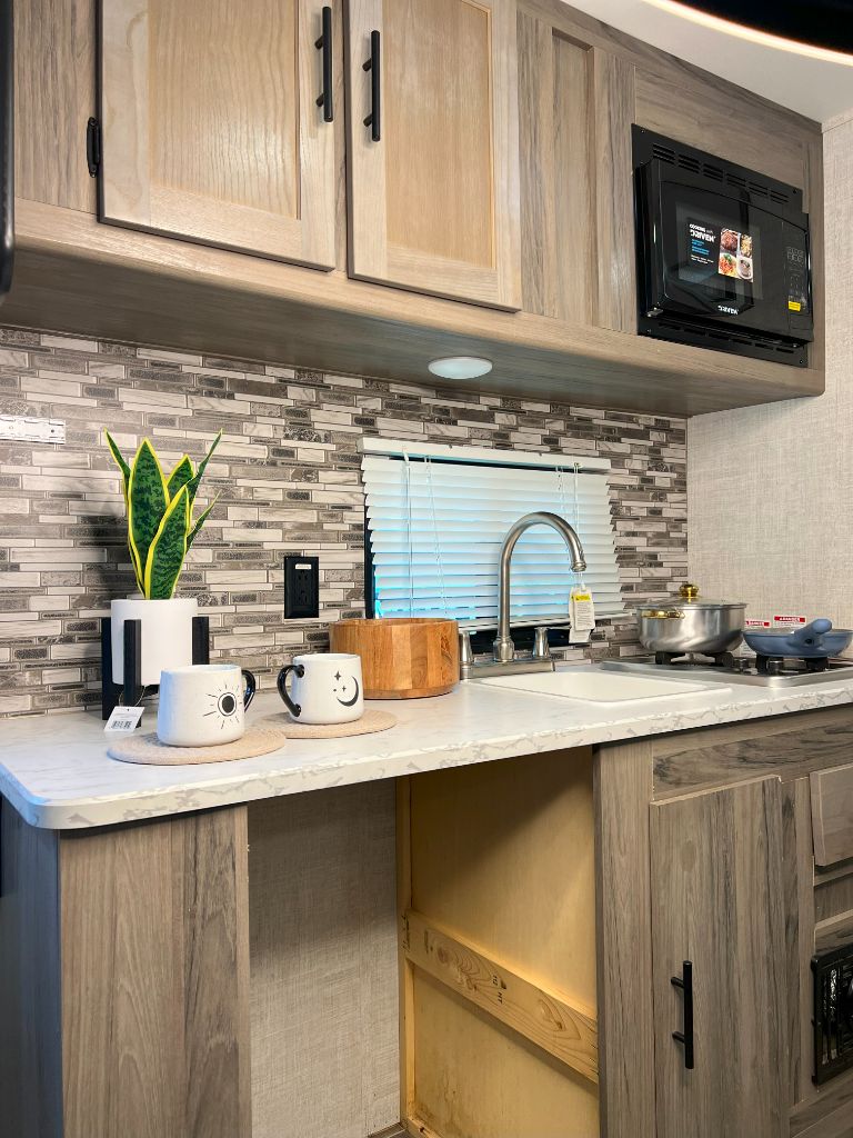 2022 Gulf Stream Coach, Inc. Gulf Stream Coach, Inc. - $9,950