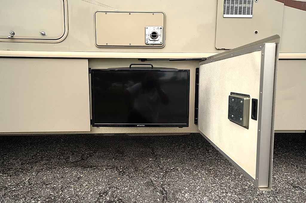 2017 Ford Motorhome Chassis - $42,950