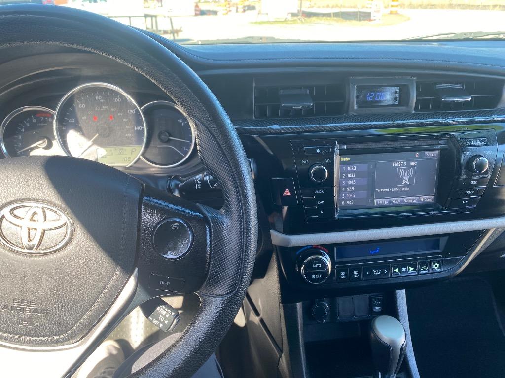 2015 Toyota Corolla LE photo