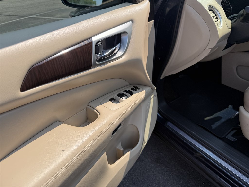 2016 Nissan Pathfinder - $8,500