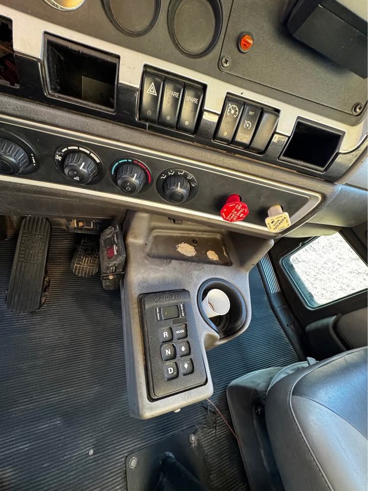 2011 Kenworth T4 Series - $29,500