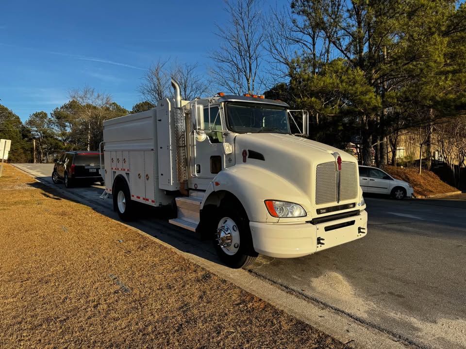 2011 Kenworth T4 Series - $29,500