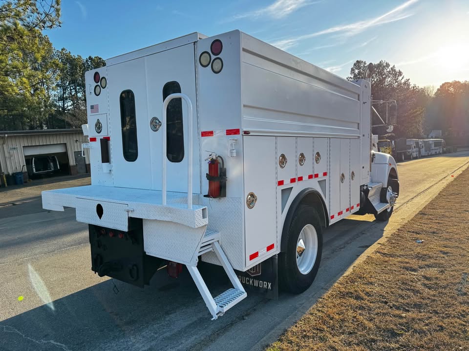 2011 Kenworth T4 Series - $29,500