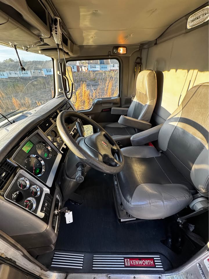 2011 Kenworth T4 Series - $29,500
