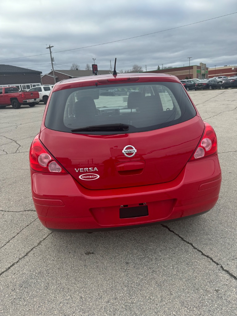2011 Nissan Versa 1.8 S photo