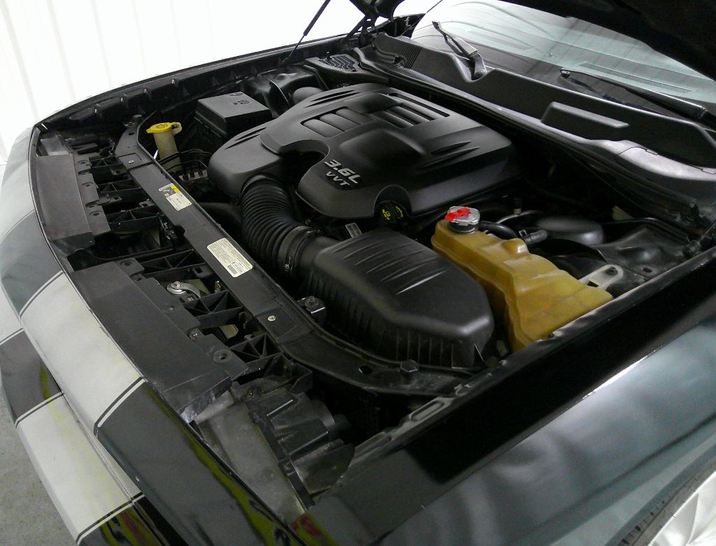 2013 Dodge Challenger SXT photo