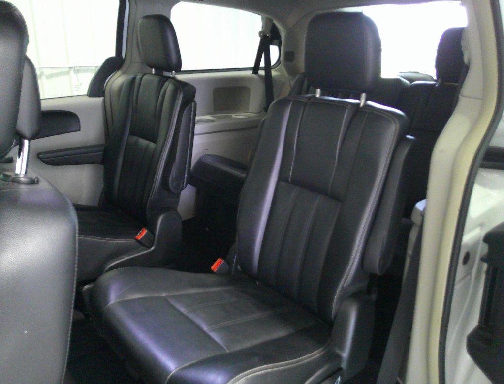 2014 Chrysler Town & Country - $9,995