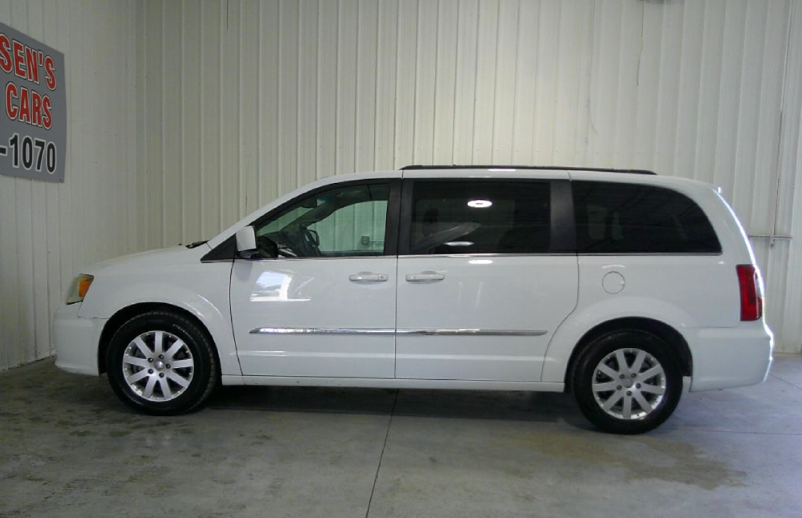 2014 Chrysler Town & Country - $9,995