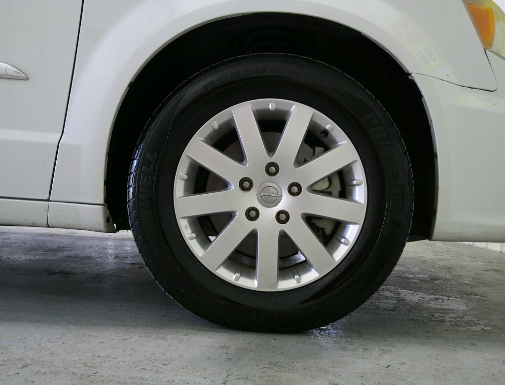 2014 Chrysler Town & Country - $9,995