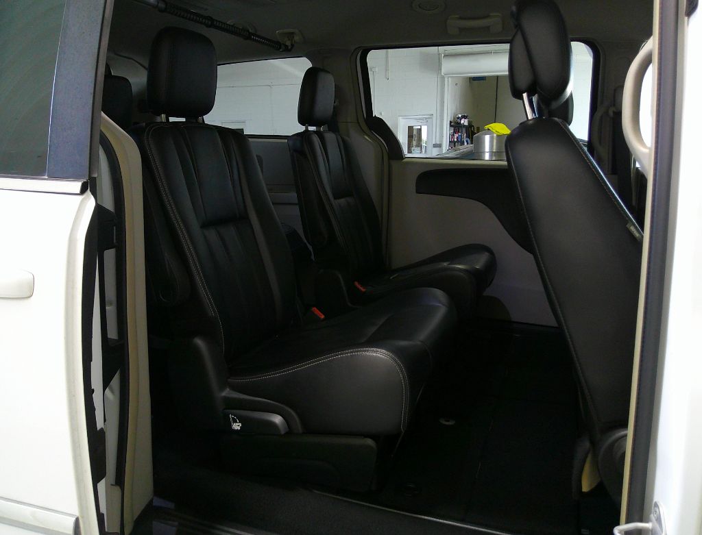2014 Chrysler Town & Country - $9,995