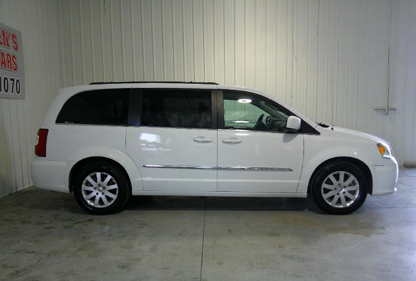 2014 Chrysler Town & Country - $9,995