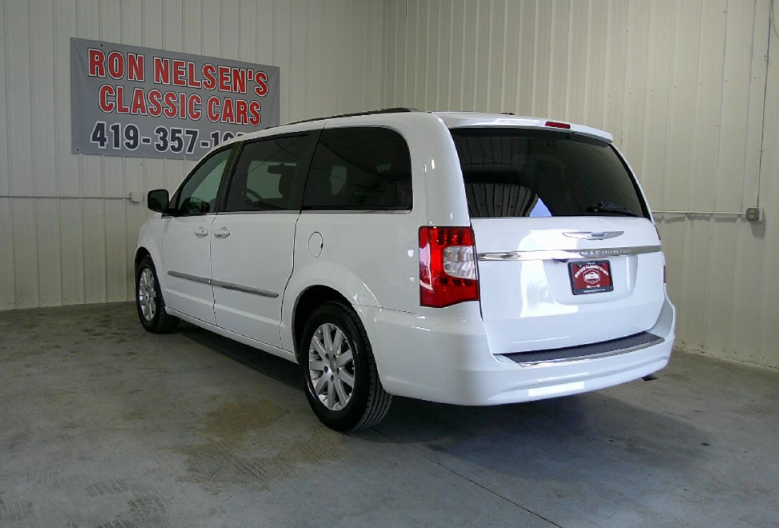 2014 Chrysler Town & Country - $9,995