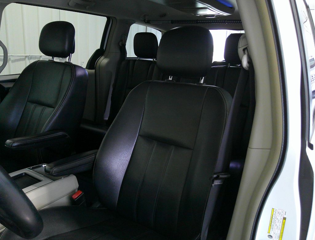 2014 Chrysler Town & Country - $9,995