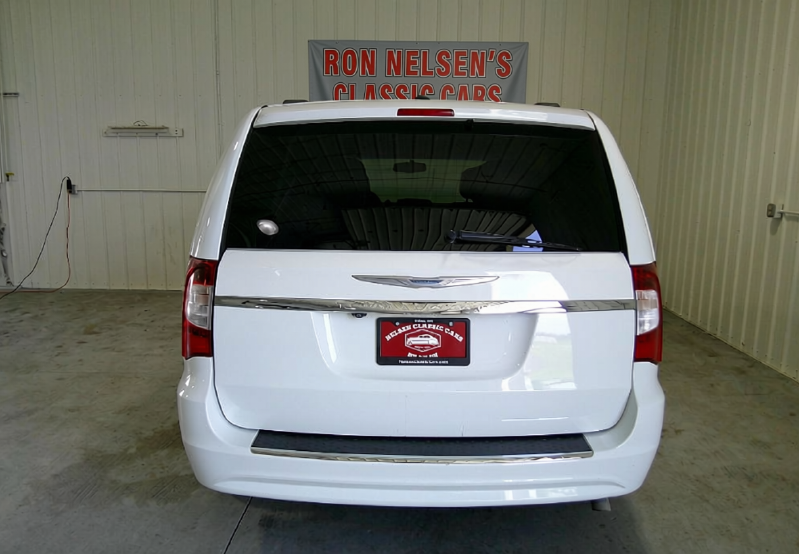 2014 Chrysler Town & Country - $9,995