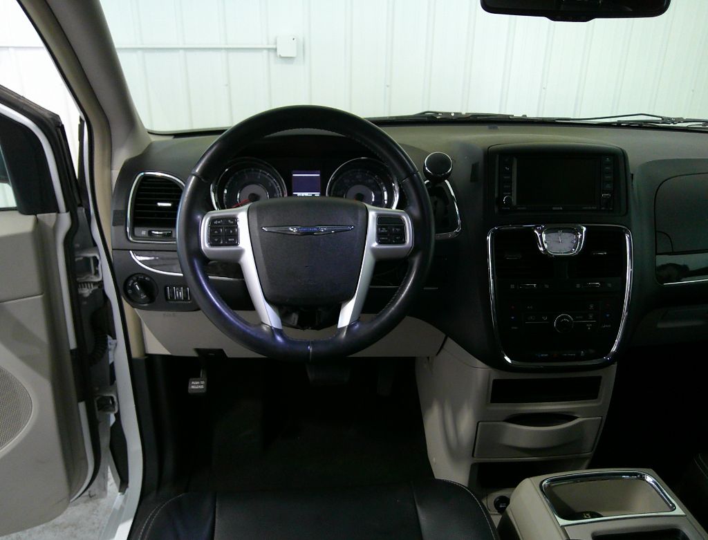 2014 Chrysler Town & Country - $9,995