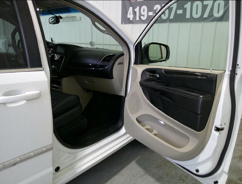 2014 Chrysler Town & Country - $9,995