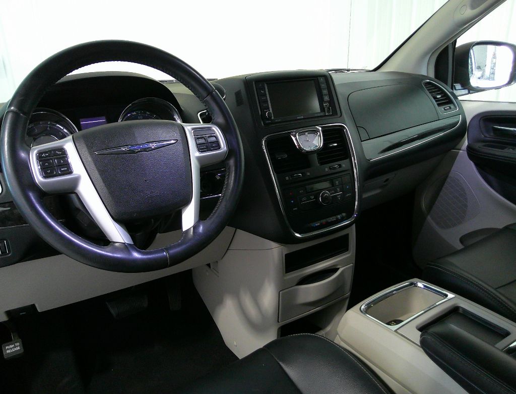 2014 Chrysler Town & Country - $9,995