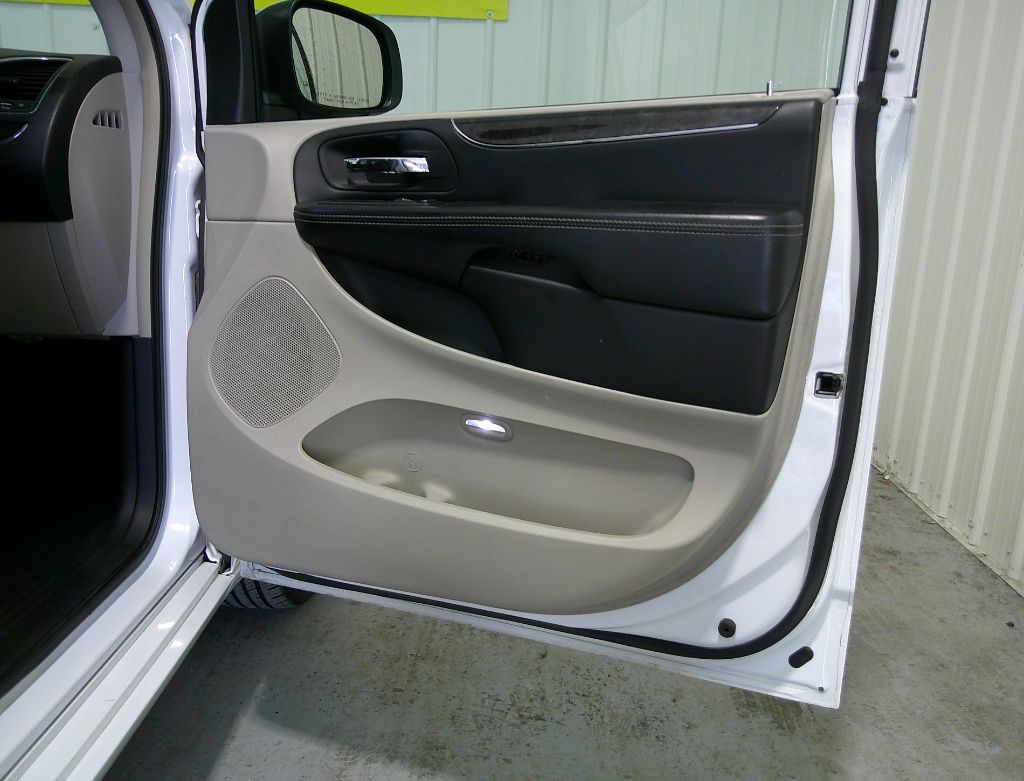 2014 Chrysler Town & Country - $9,995