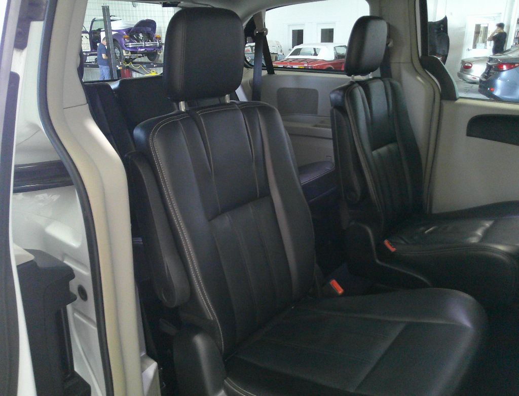 2014 Chrysler Town & Country - $9,995