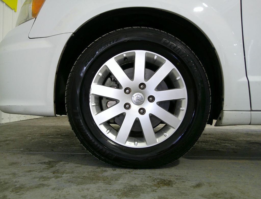 2014 Chrysler Town & Country - $9,995